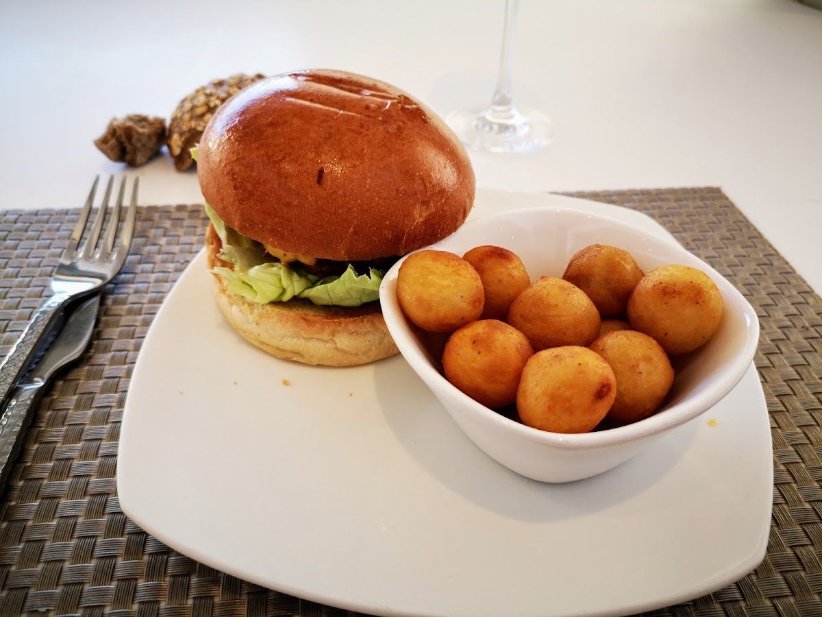 Etihad Airways First & Business Class Lounge