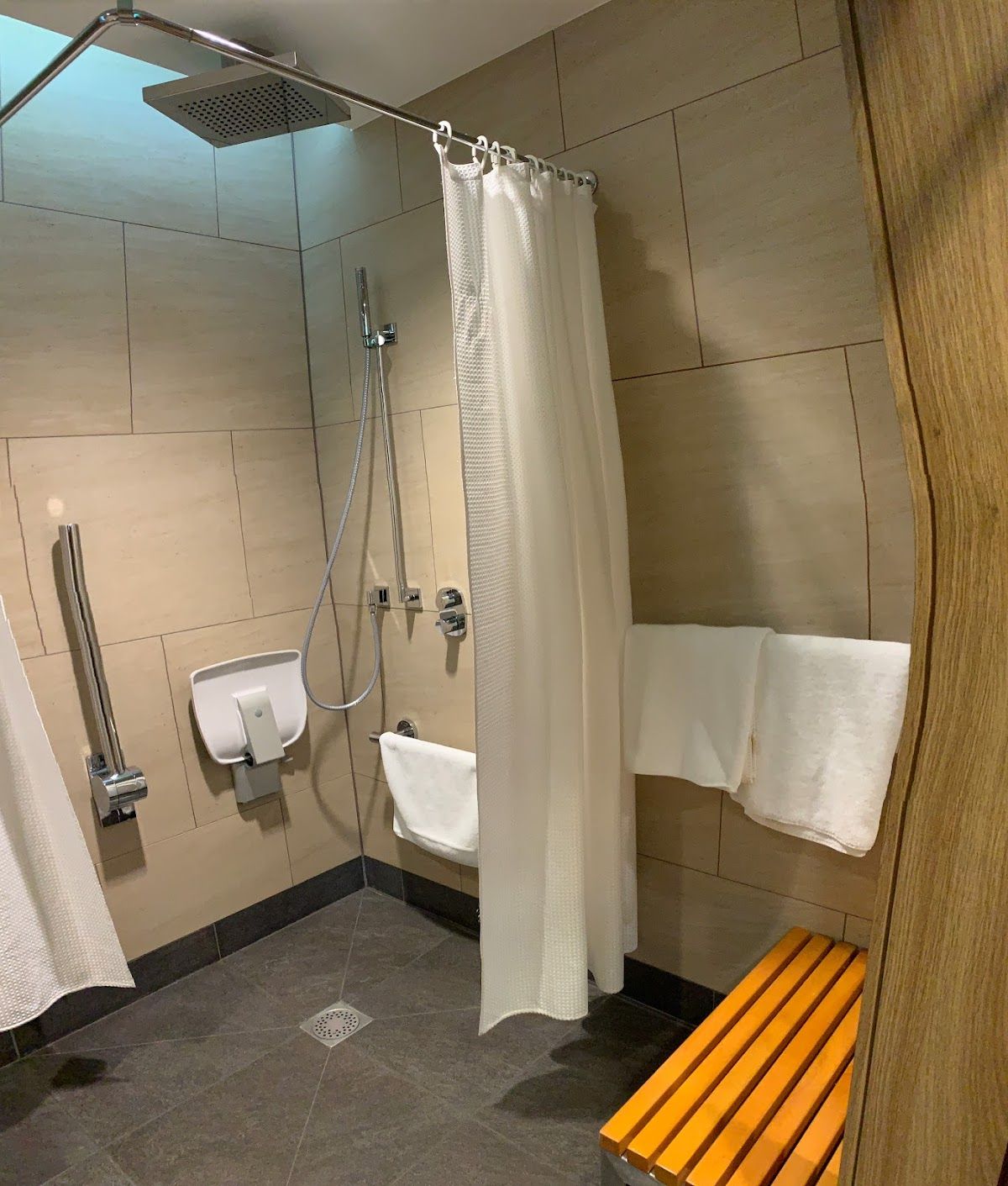 Etihad Airways First & Business Class Lounge