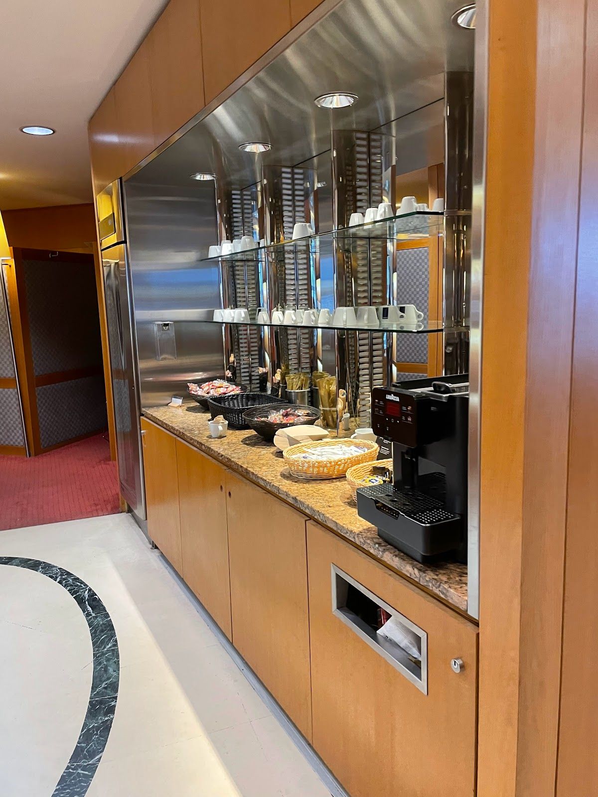 Air Canada Maple Leaf Lounge