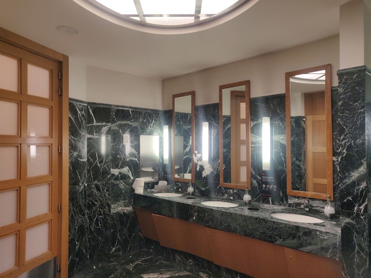 Air Canada Maple Leaf Lounge
